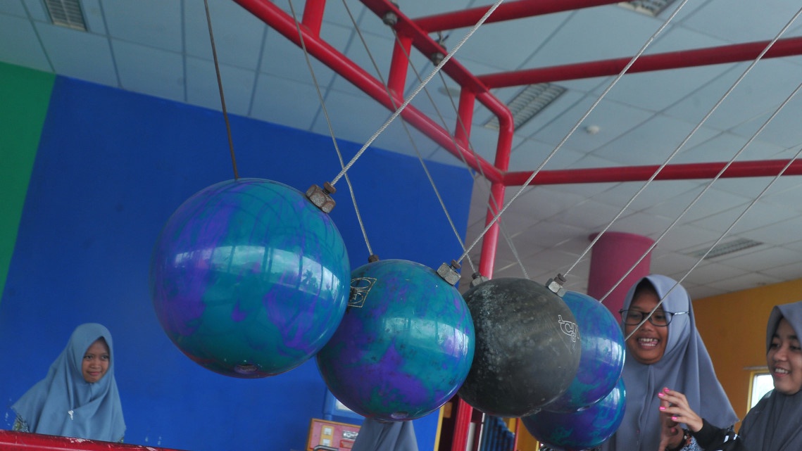 Pengertian Gaya Gravitasi, Medan Gravitasi, & Kuat Medan Gravitasi Pengertian Gaya Gravitasi, Medan Gravitasi, & Kuat Medan Gravitasi