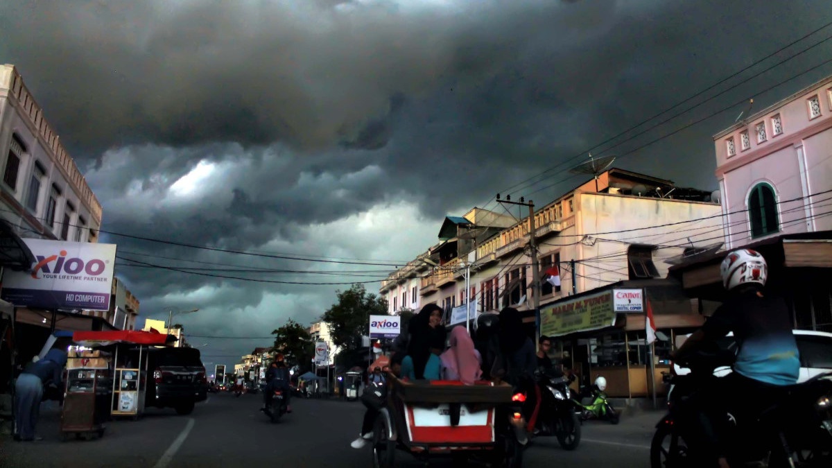 Awan Cumulonimbus Pertanda Apa? Ini Bahaya & Penyebabnya