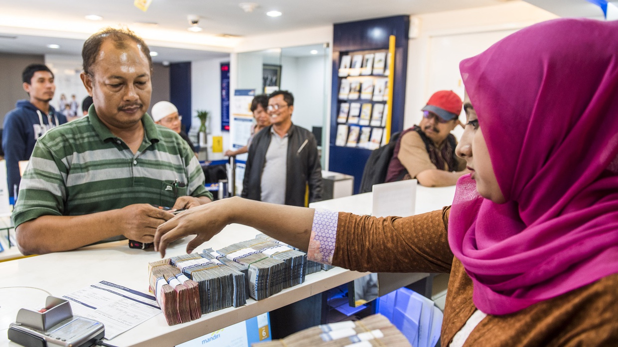 Fintech Menggerogoti Bank Konvensional