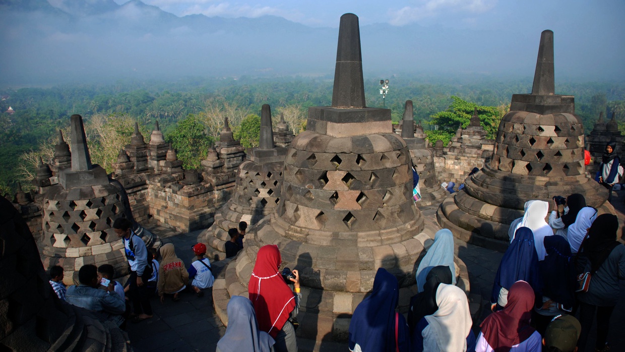 Pengamalan Nilai Pancasila Sila ke-1 di Tempat Wisata & Contohnya