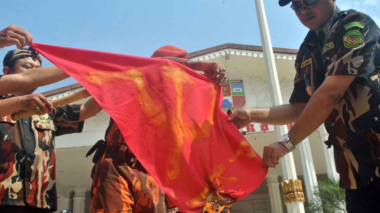 Komunisme dan Bangkitnya Rezim Pengecut Komunisme dan Bangkitnya Rezim Pengecut