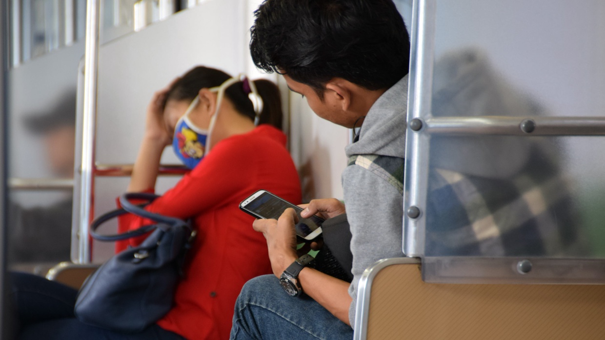 3 Alasan Psikologis Terlalu Sering Cek Handphone Bisa Bikin Stres