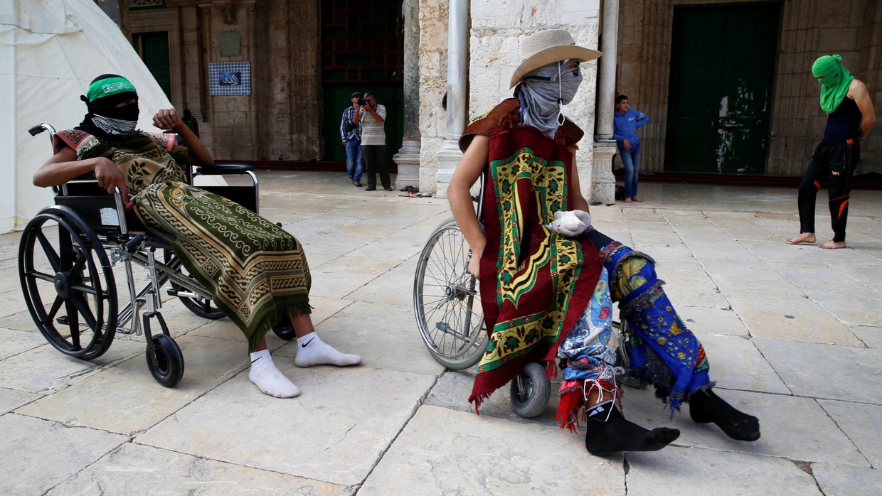 Polisi Israel Tahan Warga Palestina Bertopeng