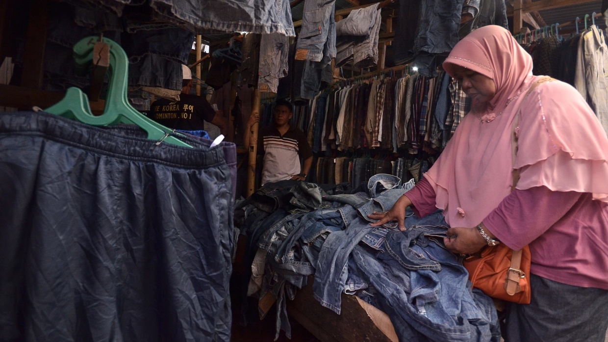 Identitas dalam Pakaian Bekas