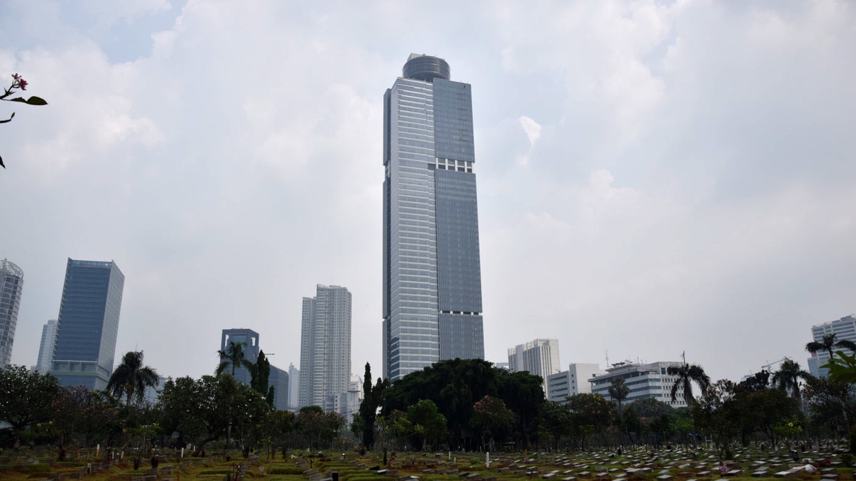 Mengeruk Kapur Membangun Pencakar Langit