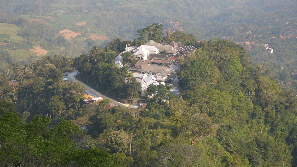 Tempat Makam Wali Songo di Jawa Barat, Jawa Tengah, Jawa Timur