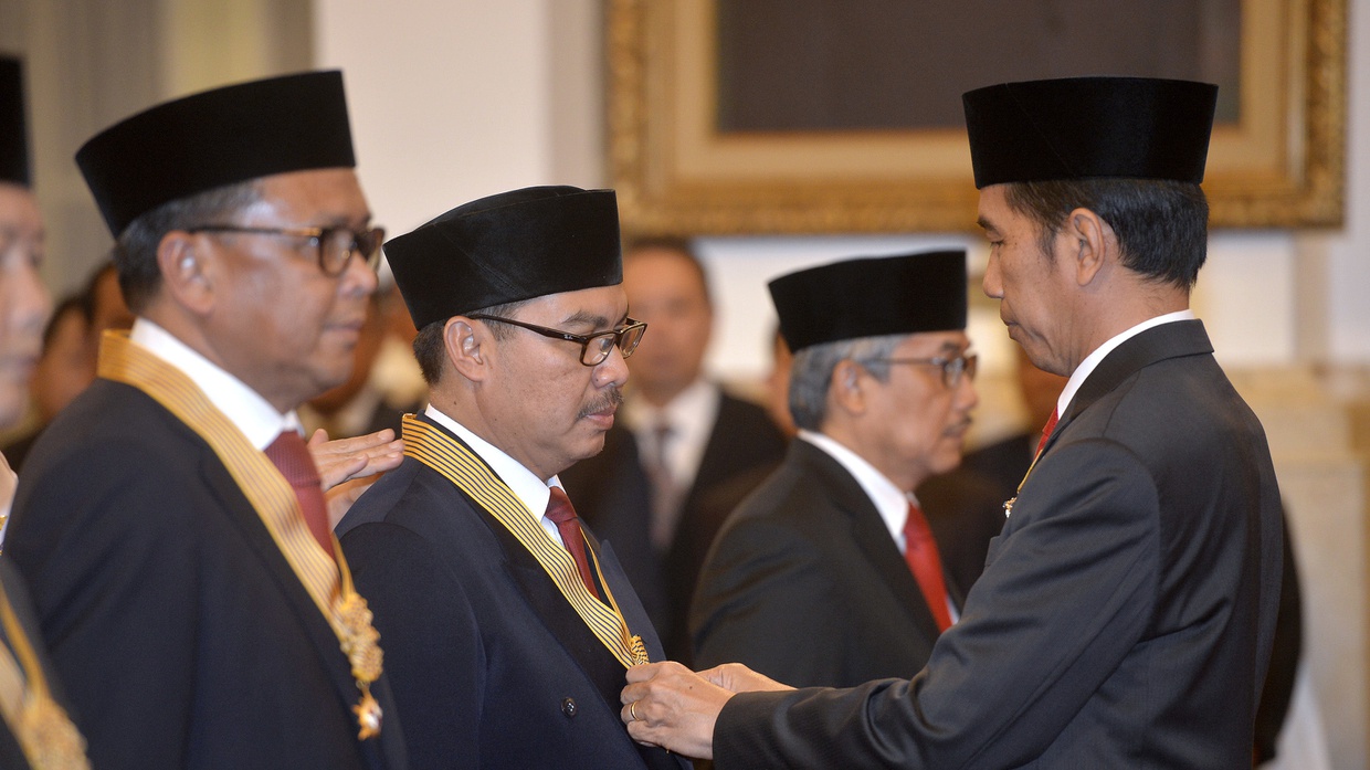 Presiden Memberikan Tanda Penghormatan