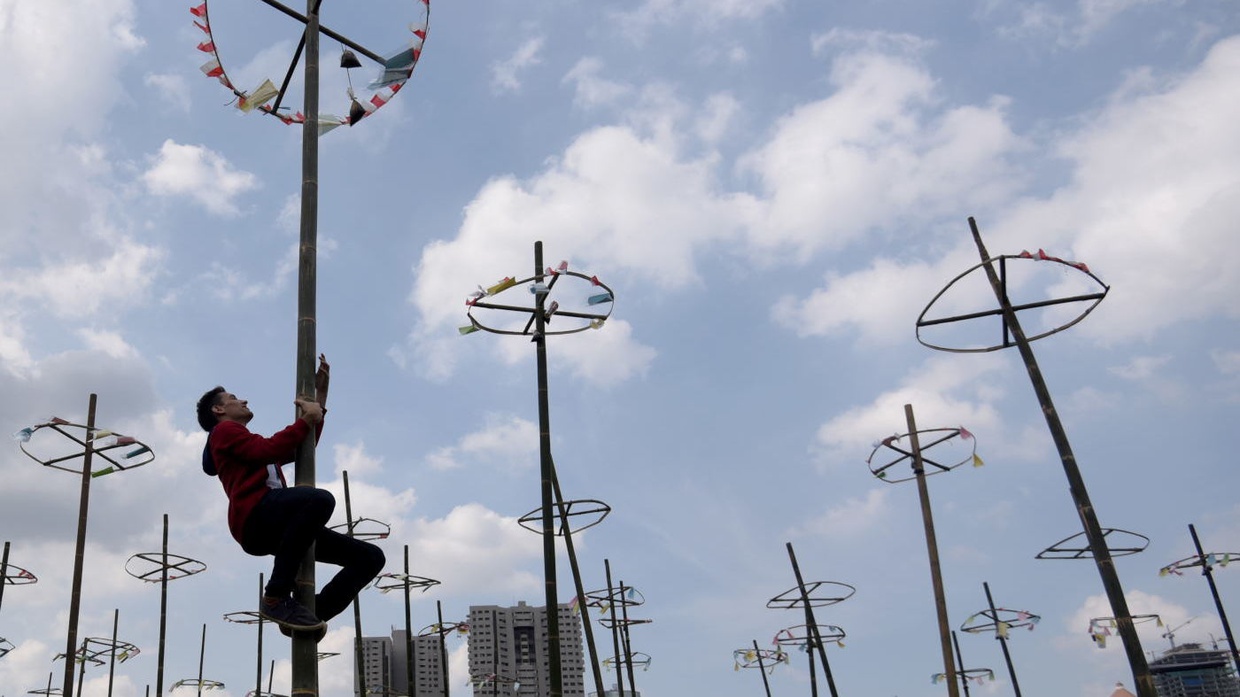 Asal-Usul Panjat Pinang & Daftar Lomba 17an yang Sering Dimainkan