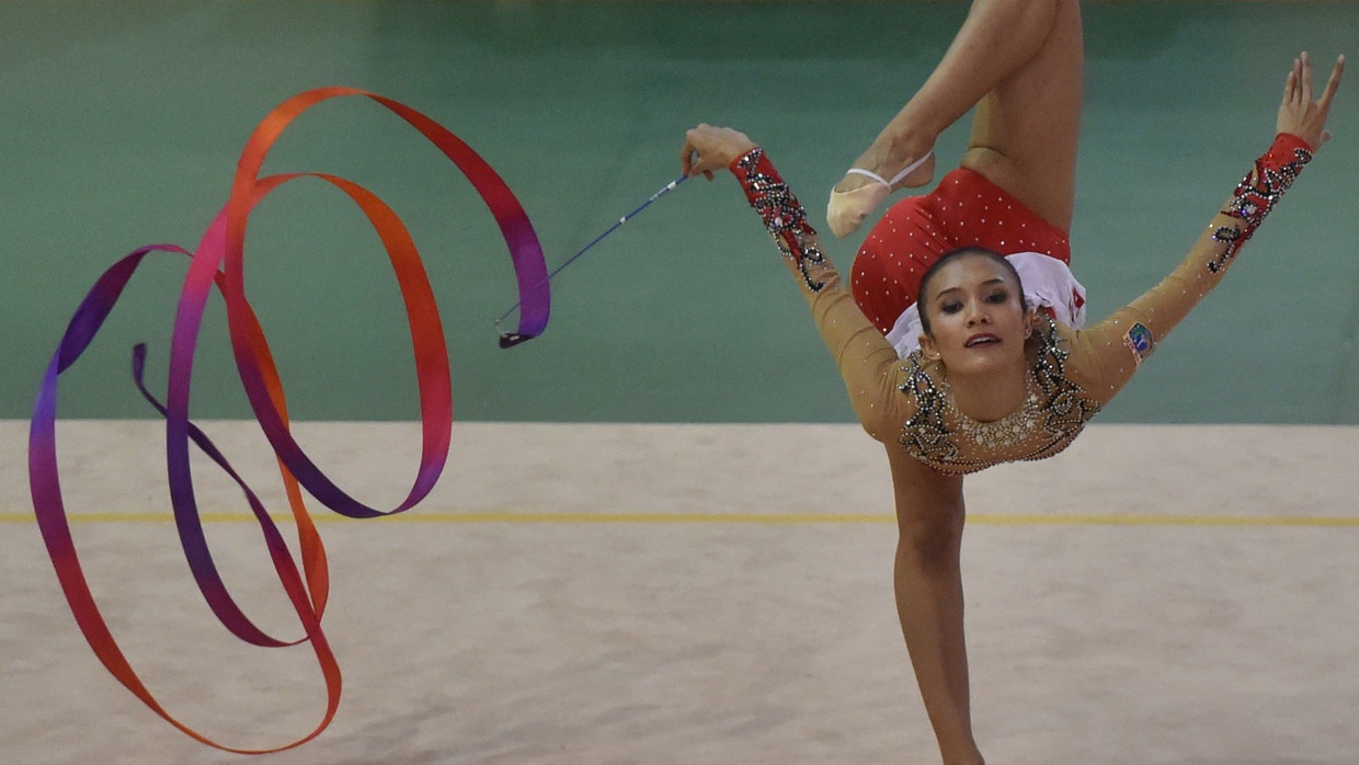 Aksi Cantik Senam Ritmik Nabila Evandestiera