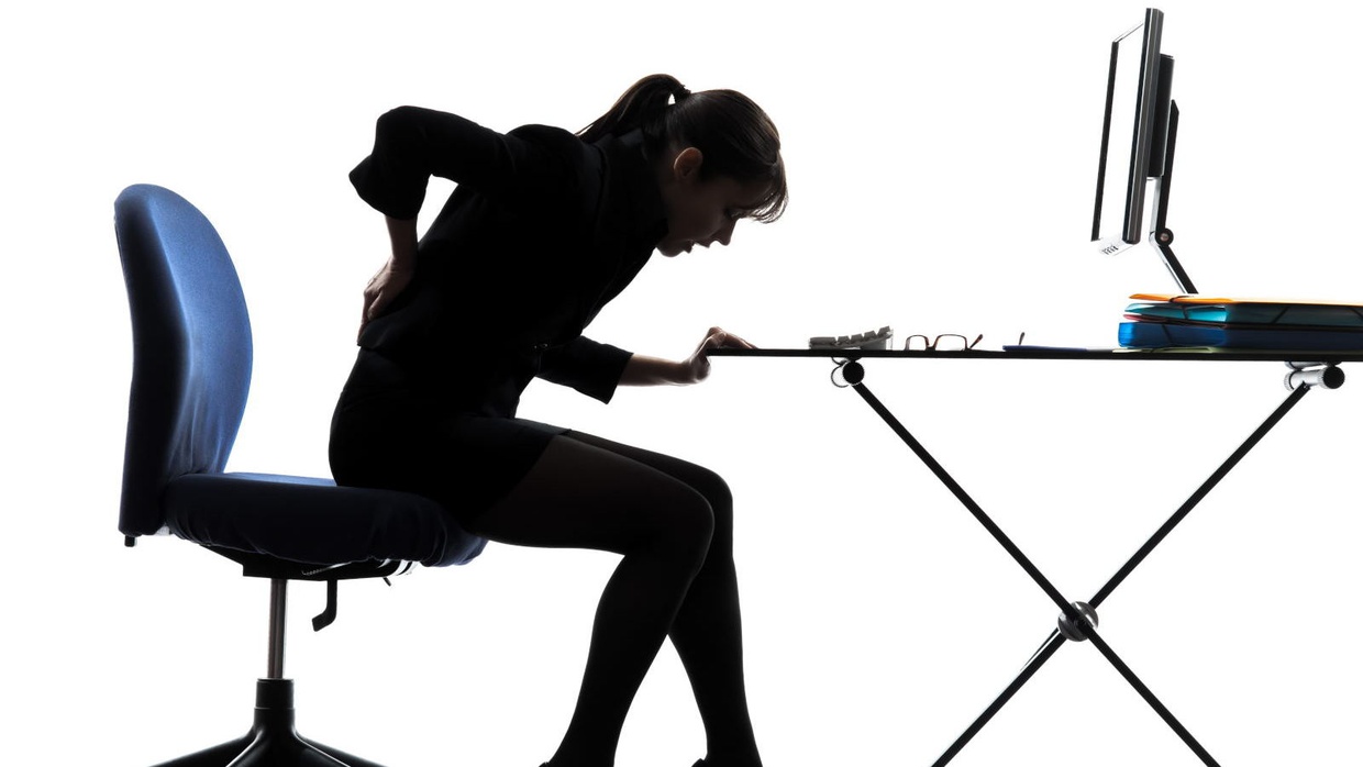 22 Bahaya Terlalu Lama Duduk Saat Kerja dan Cara Mengatasinya