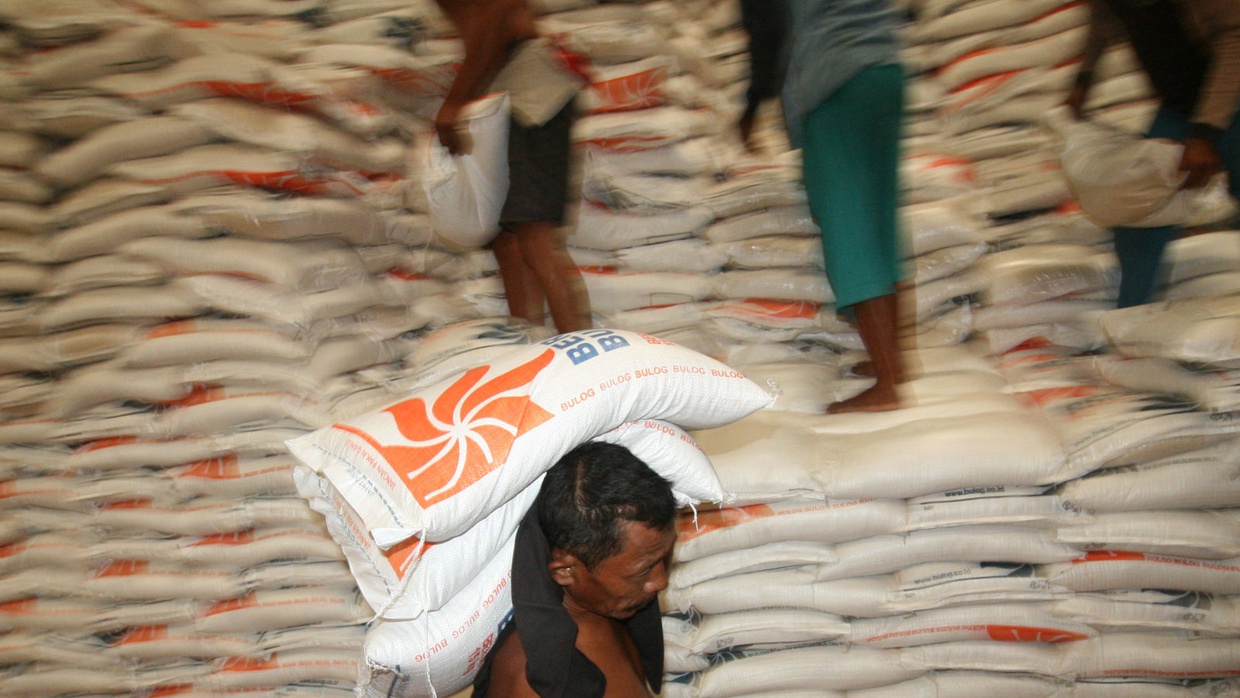 Bulog Sulit Salurkan Sembako saat COVID-19 Terkendala Dana Kemensos