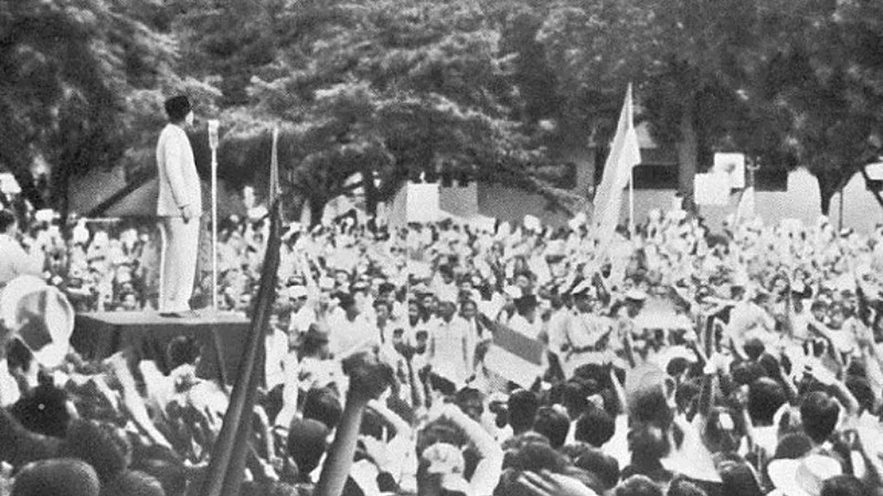 Mengerahkan Massa dan Berkasih-kasihan di Lapangan Monas Mengerahkan Massa dan Berkasih-kasihan di Lapangan Monas