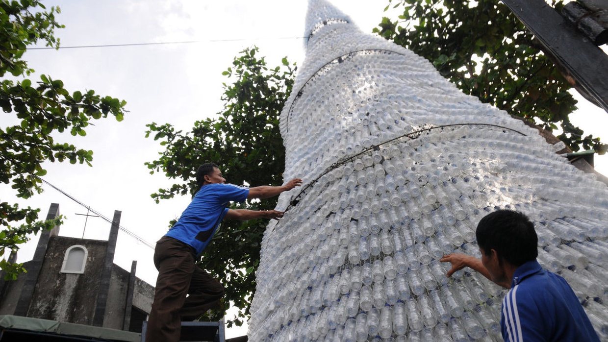 Pohon Natal Berbahan Limbah Plastik