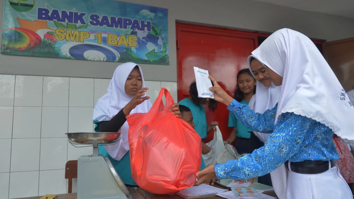 7 Contoh Pidato Bahasa Jawa Singkat Tema Kebersihan Lingkungan