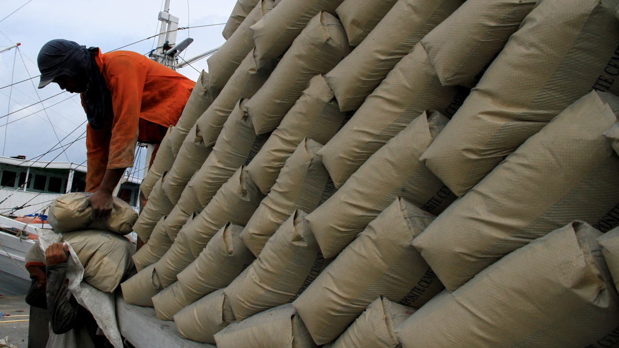 Antara Kebutuhan Semen dan Ancaman Merusak Alam