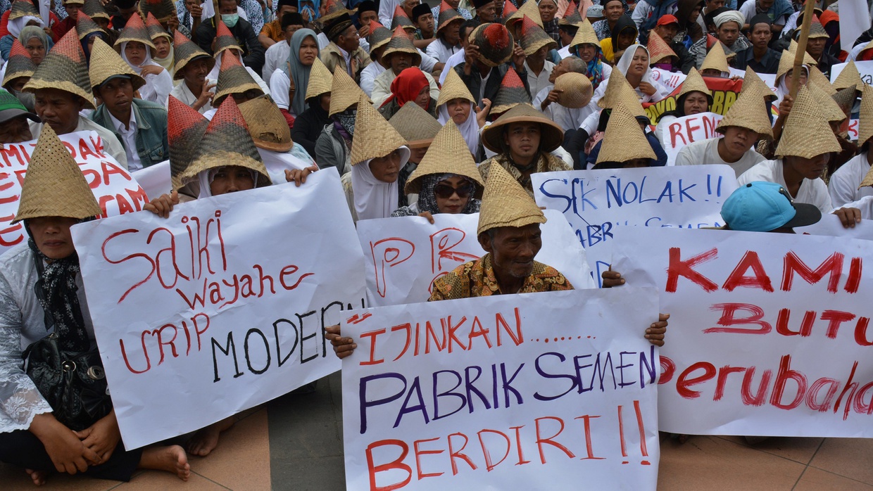 Berebut Berkah di Ladang Panjang Berebut Berkah di Ladang Panjang