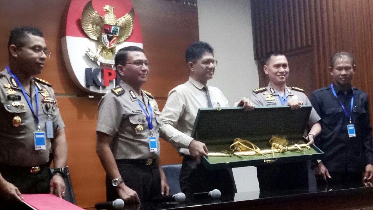 Ajudan Kapolri Serahkan Pedang Hadiah Raja Salman Ke KPK Ajudan Kapolri Serahkan Pedang Hadiah Raja Salman Ke KPK