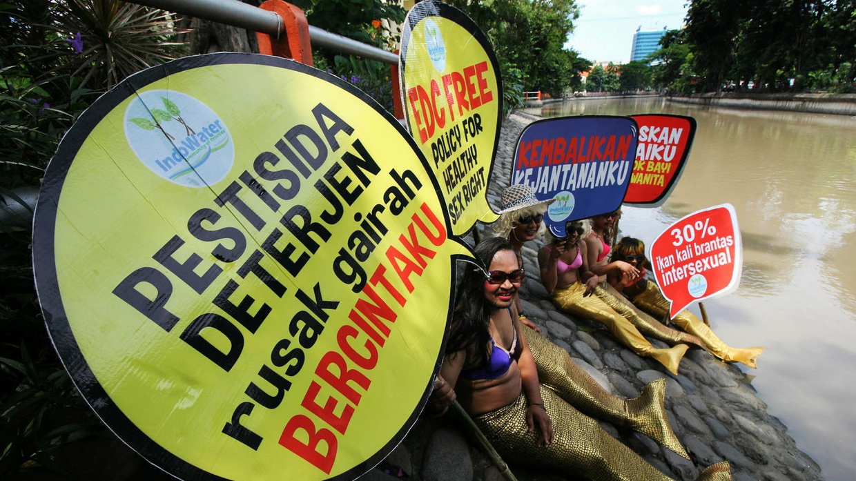 Unjuk Rasa di Pinggir Sungai Kalimas