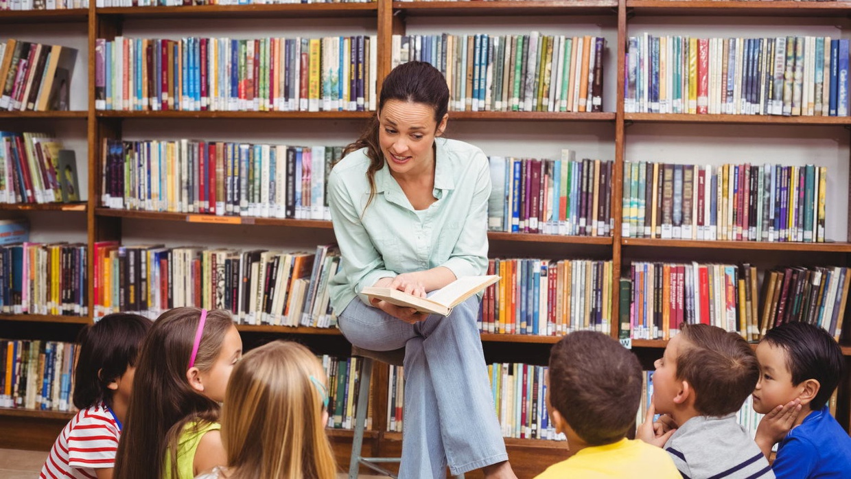 Studi Sebut Mendongeng Lewat Buku Cetak Lebih Baik dari E-Book
