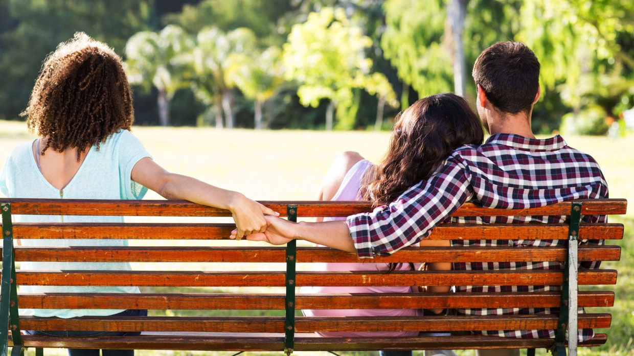 Musim Selingkuh dan Apakah Benar Perselingkuhan Bisa Menular?