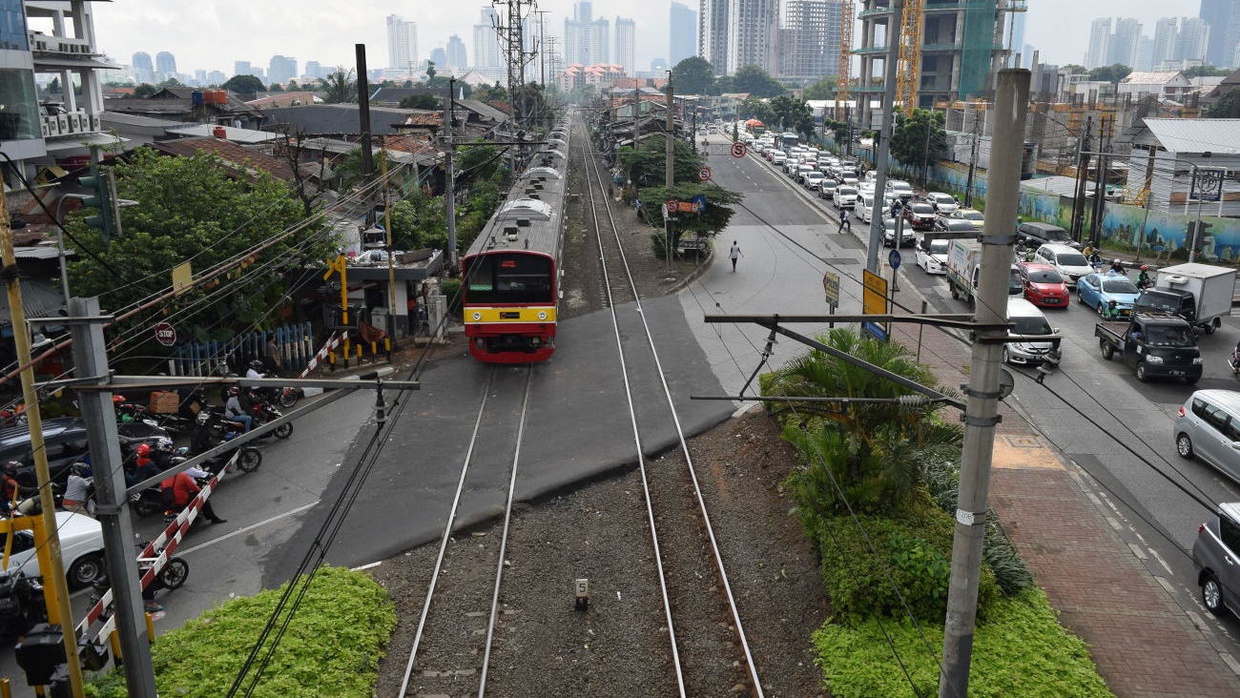Jalur KRL: Dari Angkut Hasil Kebun Berkembang Angkut 1 Juta Manusia
