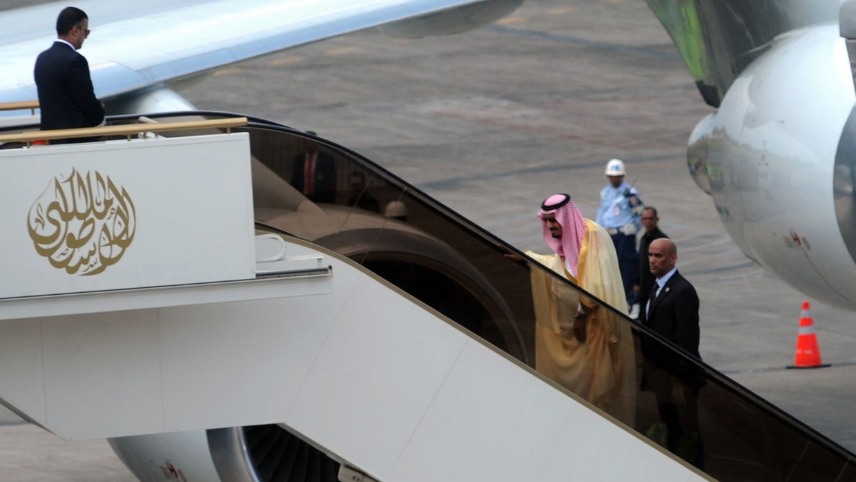 Ribuan Warga Bali Turut Melepas Keberangkatan Raja Salman