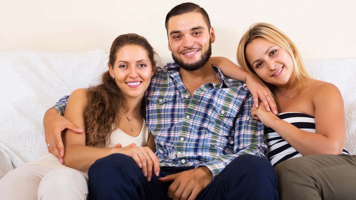 Aturan Poligami dan Kisah-Kisah yang Tak Semanis Madu Aturan Poligami dan Kisah-Kisah yang Tak Semanis Madu