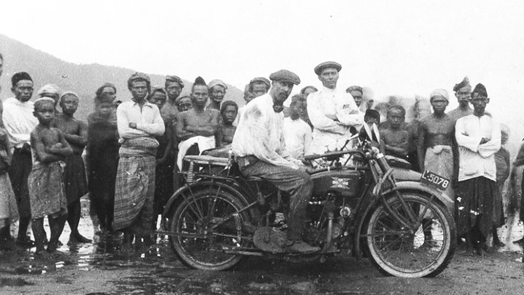 Mereka yang Pertama Menunggangi Kereta Setan