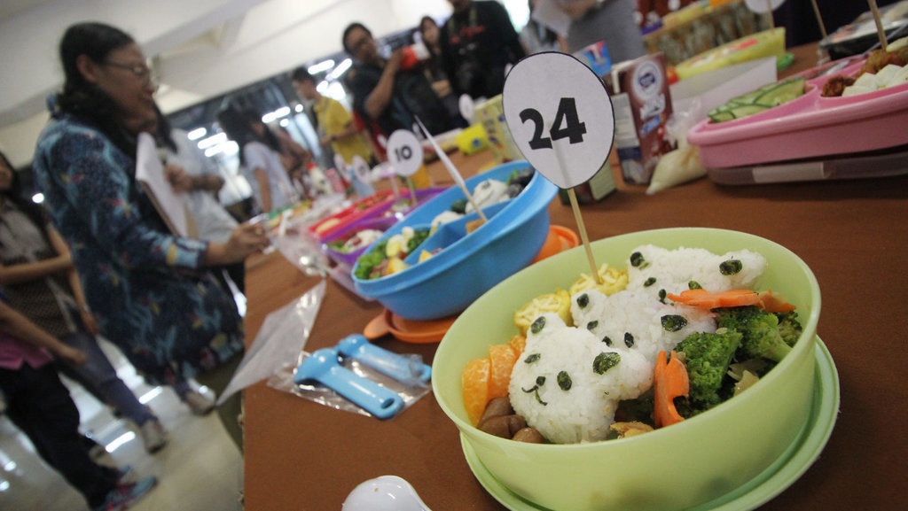 Tren Membawa Bekal dari Rumah
