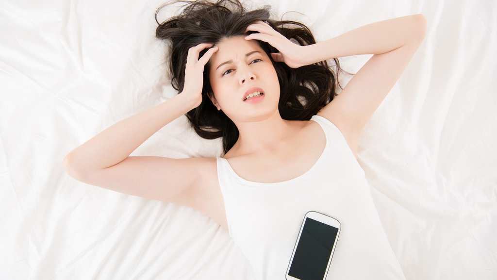 Bahaya Mengintai Orang yang Kerap Menunduk Menatap Gajet Bahaya Mengintai Orang yang Kerap Menunduk Menatap Gajet