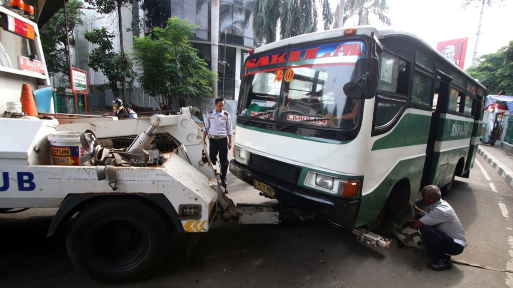 Cara-cara Metromini dan Kopaja Bertahan di Jalanan Ibukota