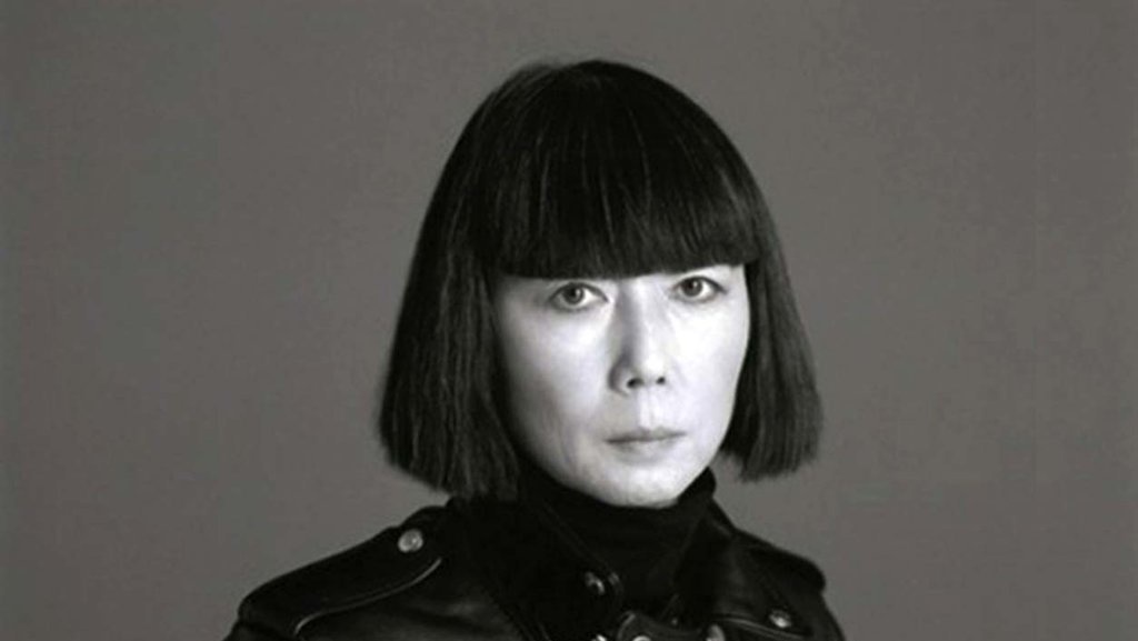 Rei Kawakubo Melawan Konvensi Fesyen dengan Comme des Garcons Rei Kawakubo Melawan Konvensi Fesyen dengan Comme des Garcons