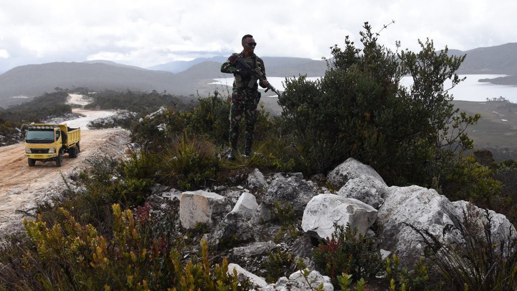 Jokowi Susuri 7 Km Jalan Baru di Papua dengan Motor Trail
