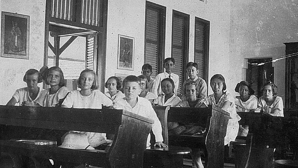 Sejarah Politik Etis: Tujuan, Tokoh, Isi, & Dampak Balas Budi Sejarah Politik Etis: Tujuan, Tokoh, Isi, & Dampak Balas Budi