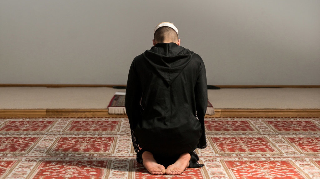 Tata Cara Sholat Witir 3 Rakaat Sendiri, Doa Niat, & Manfaat Tata Cara Sholat Witir 3 Rakaat Sendiri, Doa Niat, & Manfaat