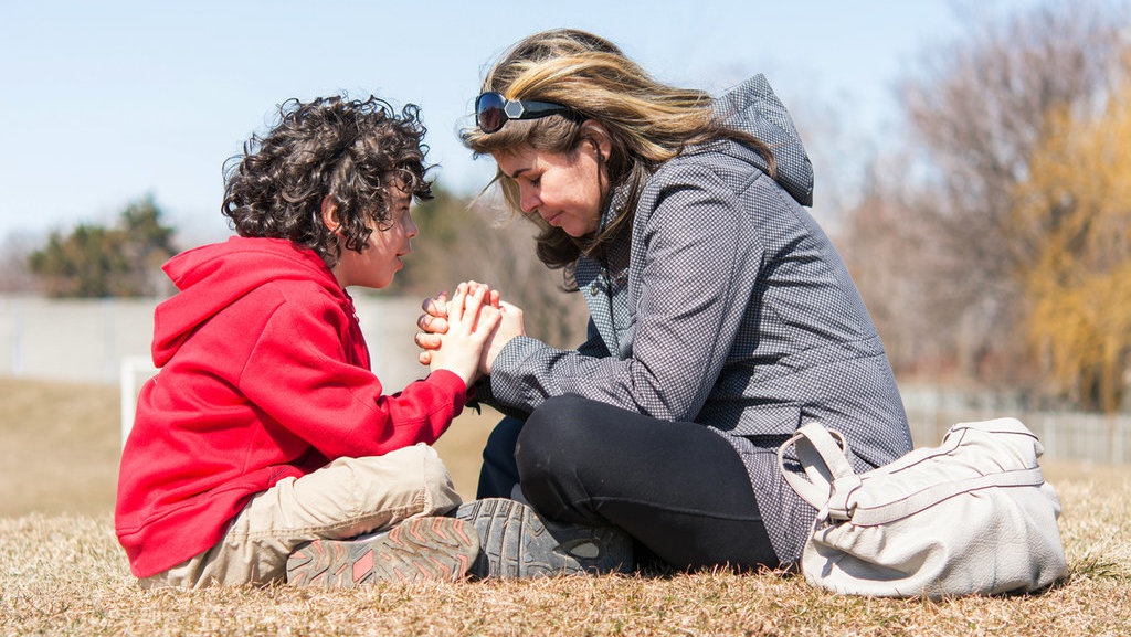 Bagaimana Cara Orang Tua Melatih Anak untuk Memaafkan Orang Lain