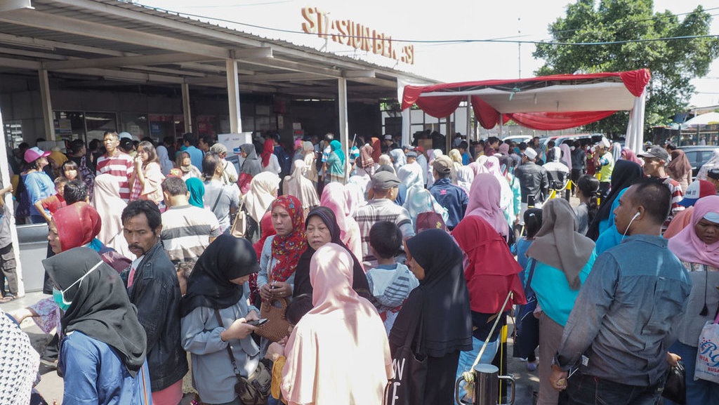 Ganti Tiket Kertas Rp 3.000, Antrean Loket KRL Mengular Pagi Ini Ganti Tiket Kertas Rp 3.000, Antrean Loket KRL Mengular Pagi Ini