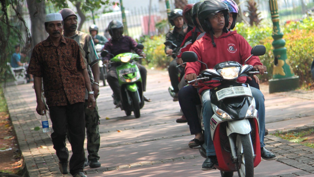 Hak Pejalan Kaki di Trotoar yang Sering Terabaikan
