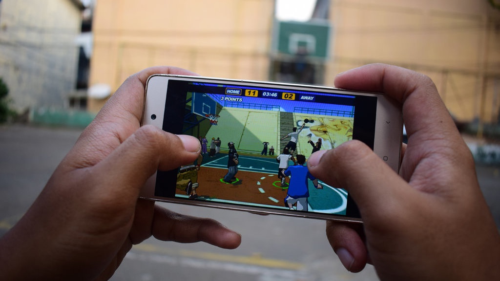 Apakah Aman Menggunakan Ponsel Sambil Dicas?