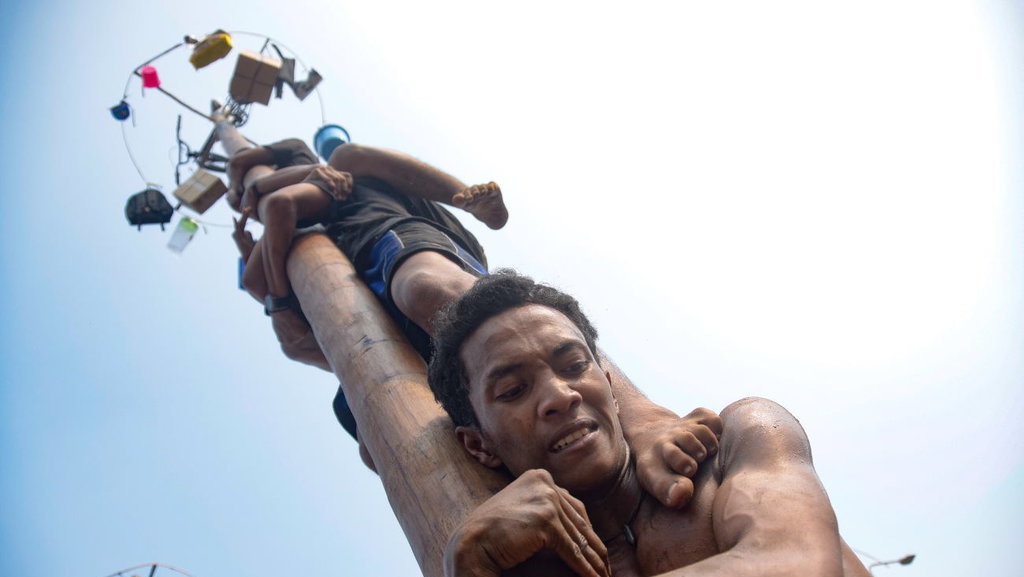 Lomba Panjat Pinang di Ancol