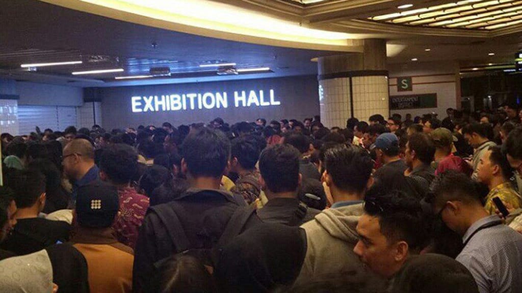 Bazar Nike Rusuh: Pengunjung Jebol Rolling Door Mall GI Bazar Nike Rusuh: Pengunjung Jebol Rolling Door Mall GI