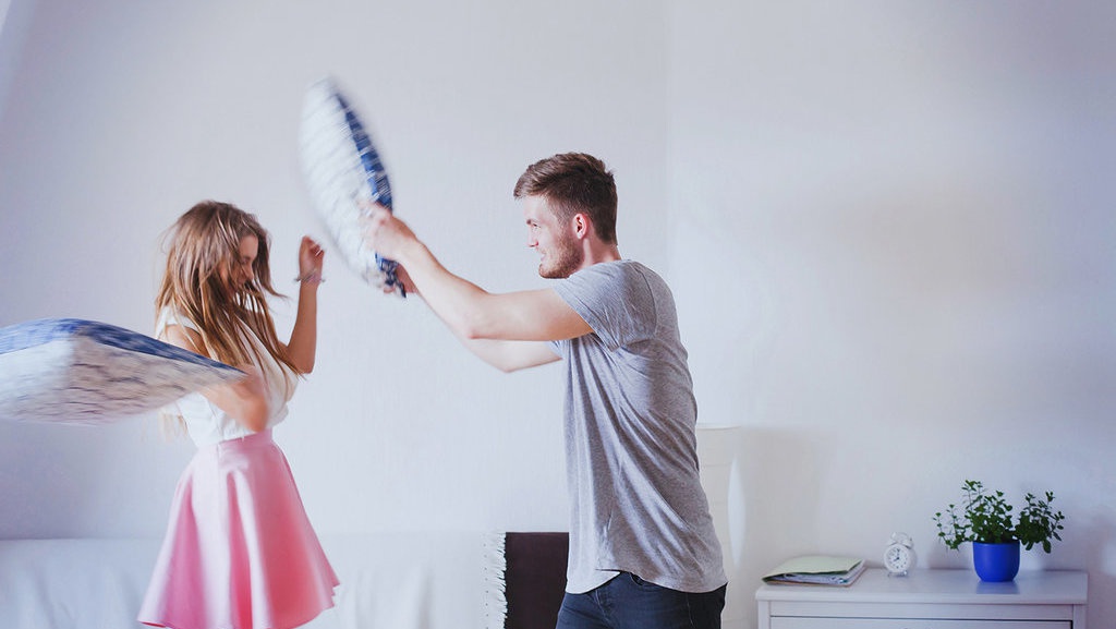 Studi: Ada Peningkatan Selera Humor Orang yang Telah Lama Menikah Studi: Ada Peningkatan Selera Humor Orang yang Telah Lama Menikah