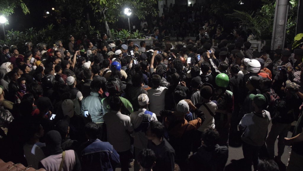 Datang ke LBH Jakarta, Kapolda Tenangkan Massa Pendemo 