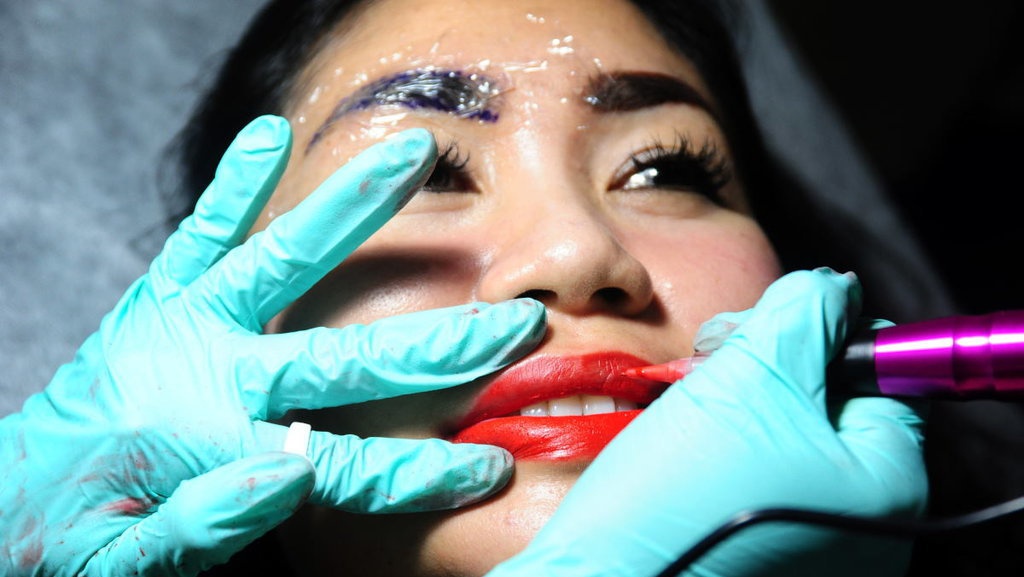 Tren Sulam Alis dan Bibir, Apa Dampaknya Bagi Kesehatan?