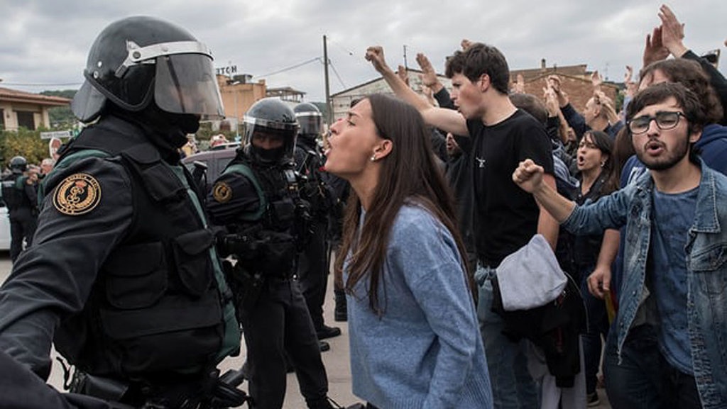 844 Orang Terluka Akibat Kericuhan Saat Referendum Catalunya 844 Orang Terluka Akibat Kericuhan Saat Referendum Catalunya