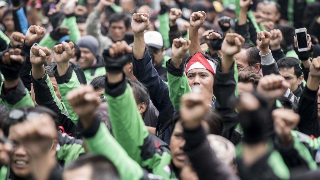 Aturan Menggantung dan Nasib Buntung Pengemudi Ojek Online 