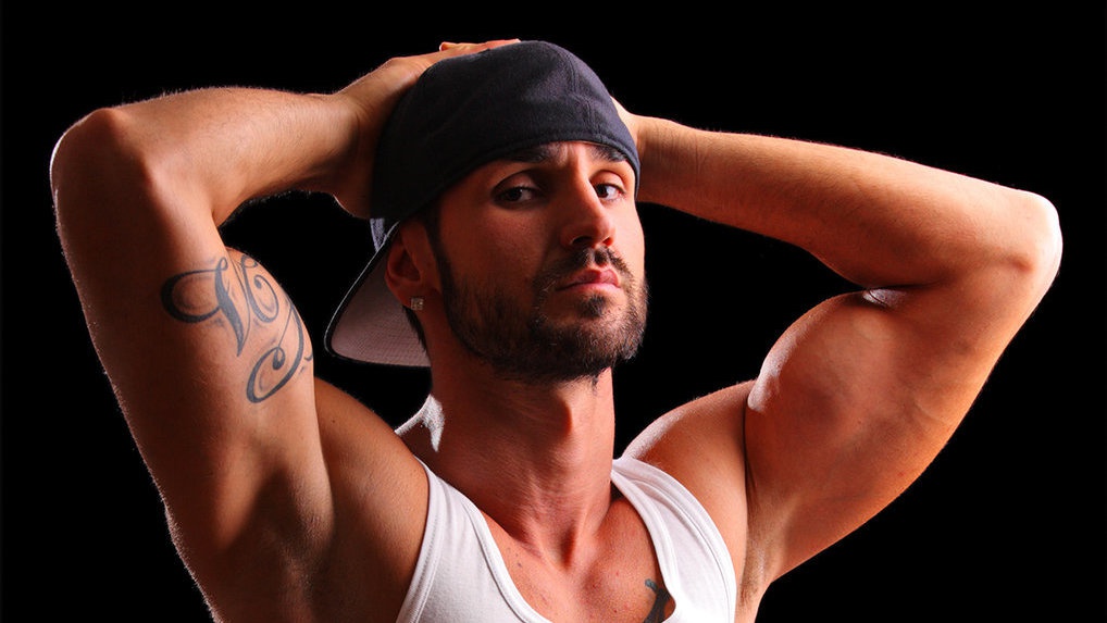 Pria Bugil dalam Iklan: Memanjakan Mata atau Menjijikkan?