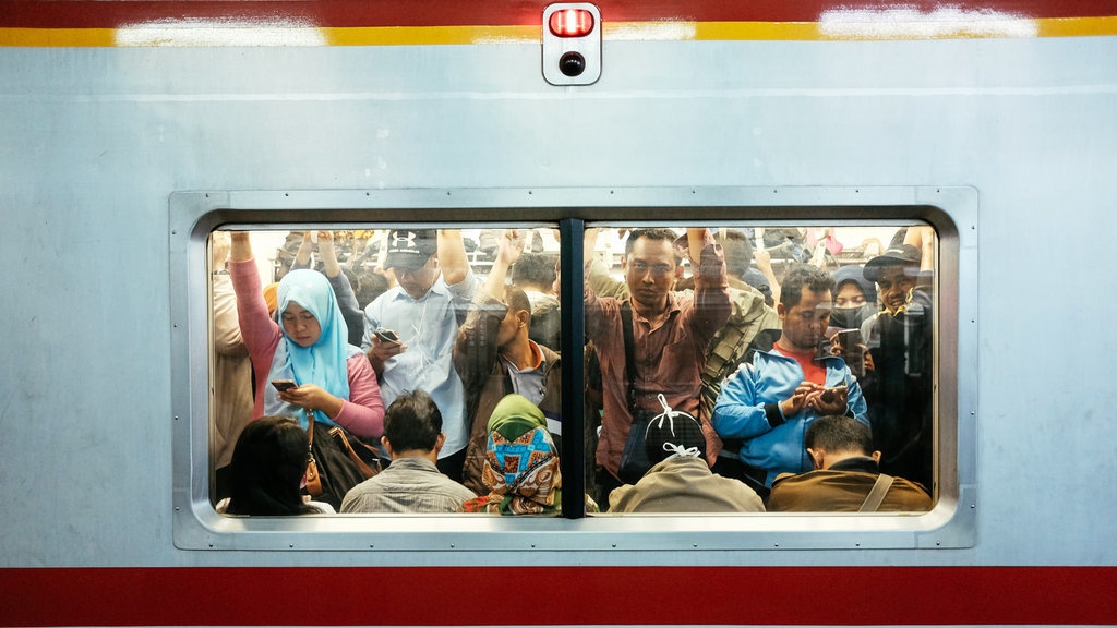 Antrean KRL Masih Panjang, Sejumlah Penumpang Kembali ke Rumah