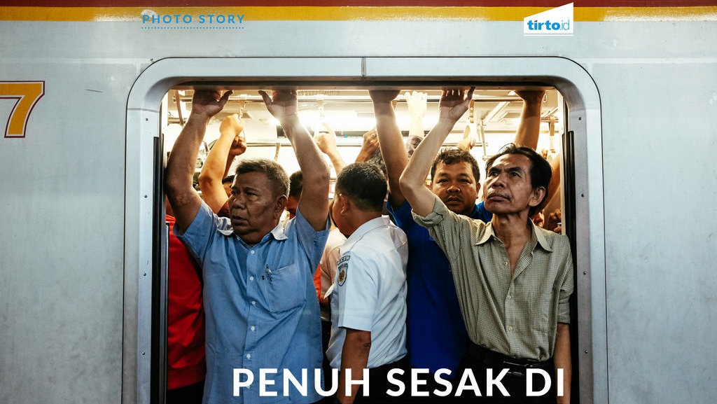 Penuh Sesak Di Commuter Line Penuh Sesak Di Commuter Line