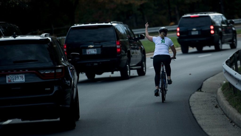 Pekerja Perempuan Dipecat karena Acungkan Jari Tengah ke Trump 